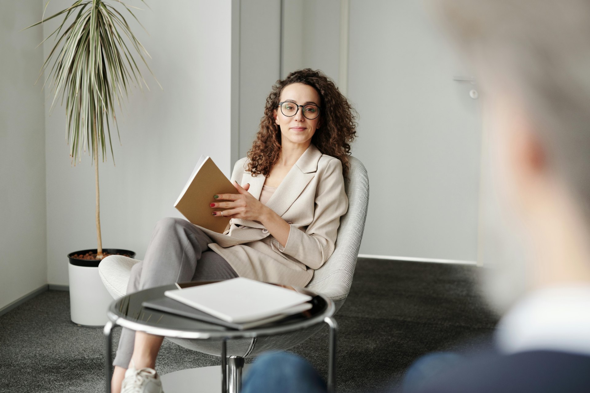 Mujer en reunión con cuaderno