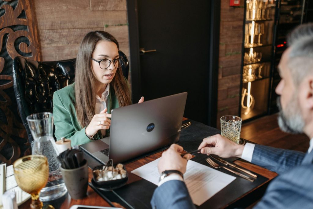 Hombre y mujer trabajando con portátil