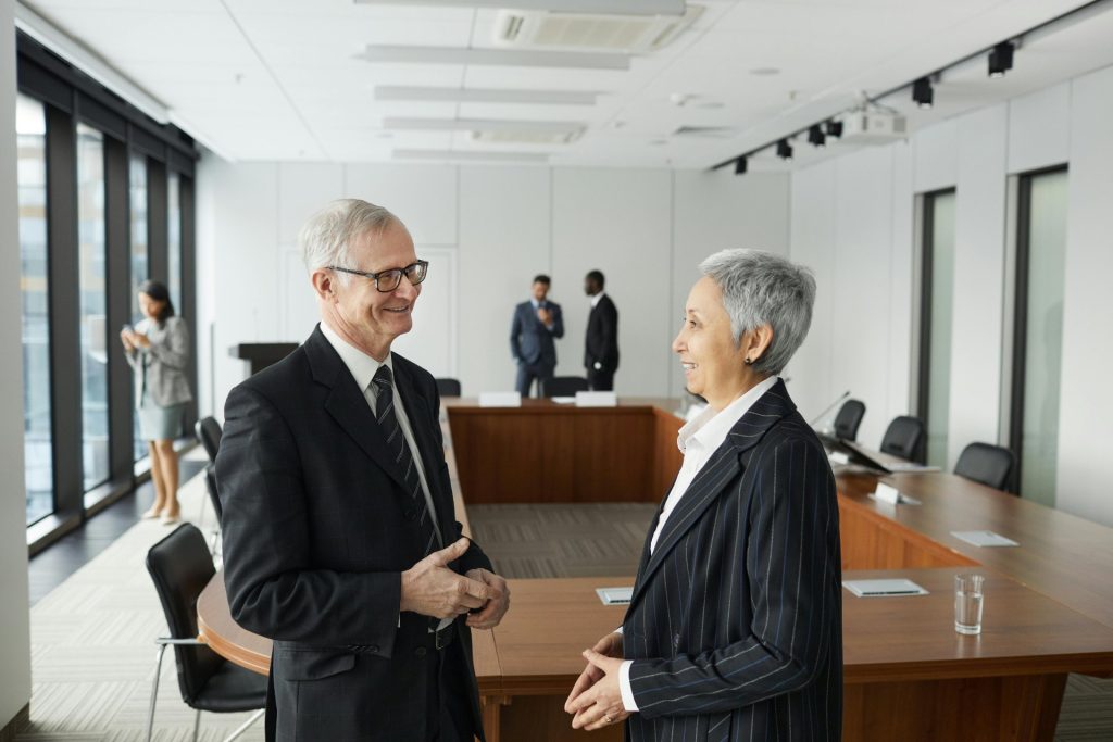 Hombre y mujer en una sala de reuniones