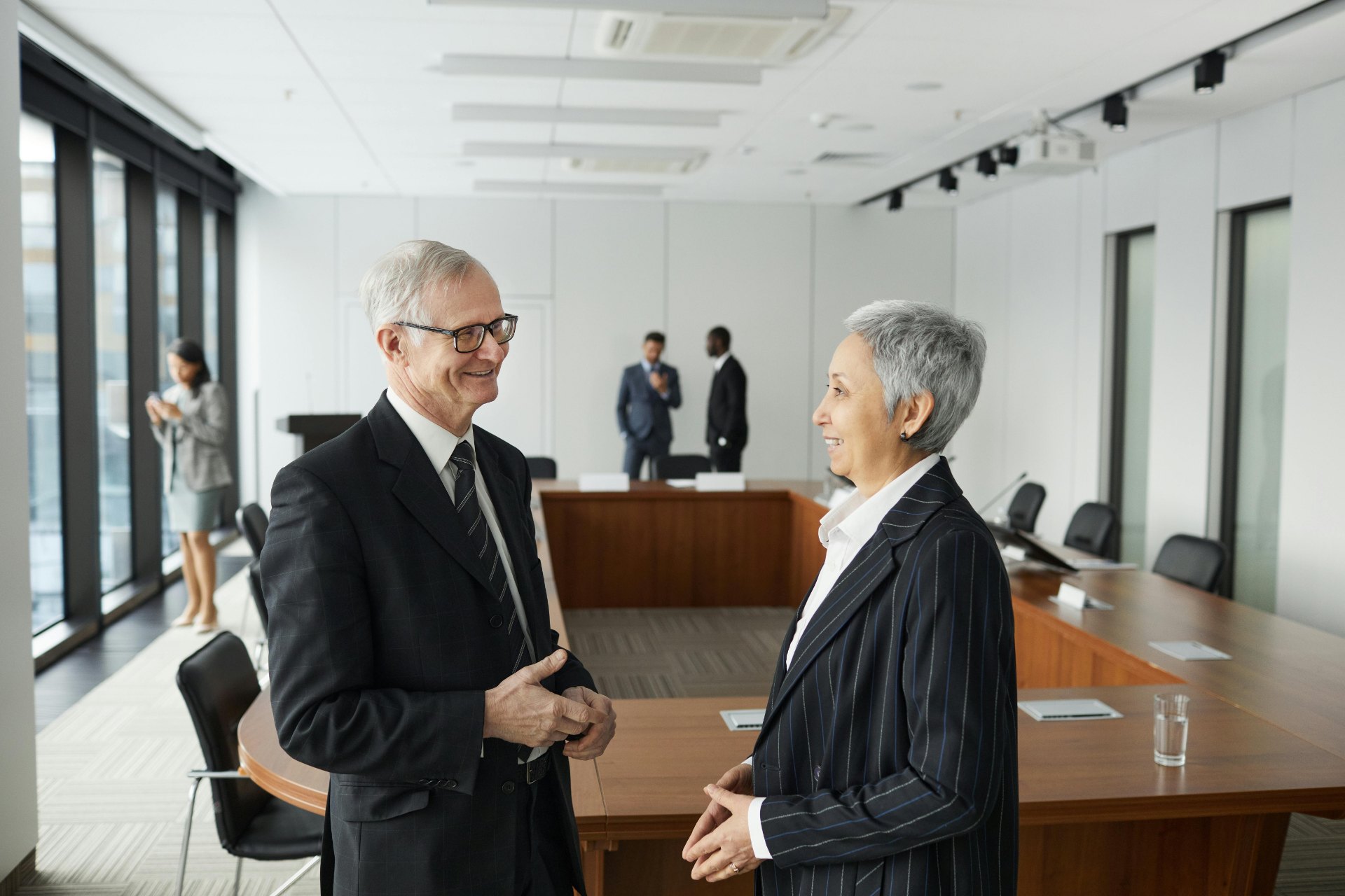 Hombre y mujer en una sala de reuniones