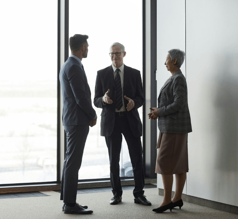 Tres personas conversando en oficina