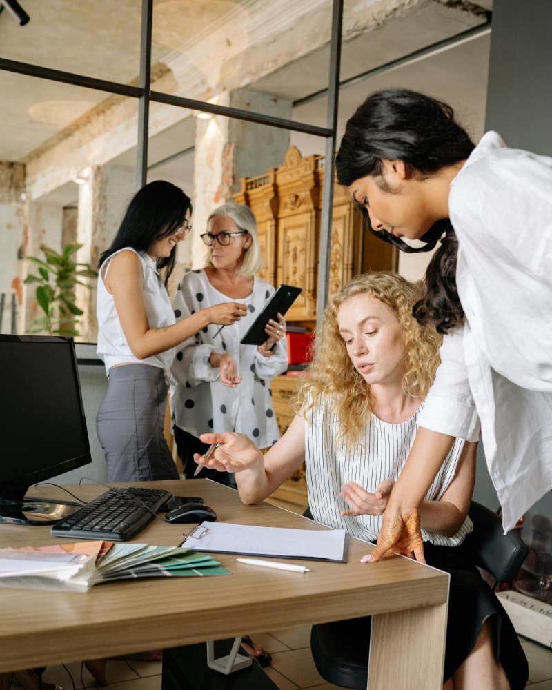Mujeres trabajando en una oficina
